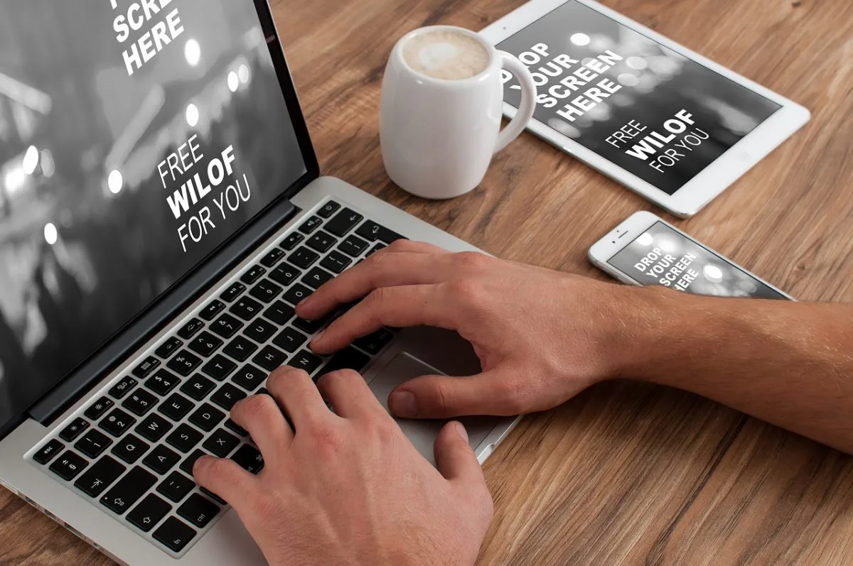 Clavier numérique d'un MacBook avec des applications de verrouillage ouvertes