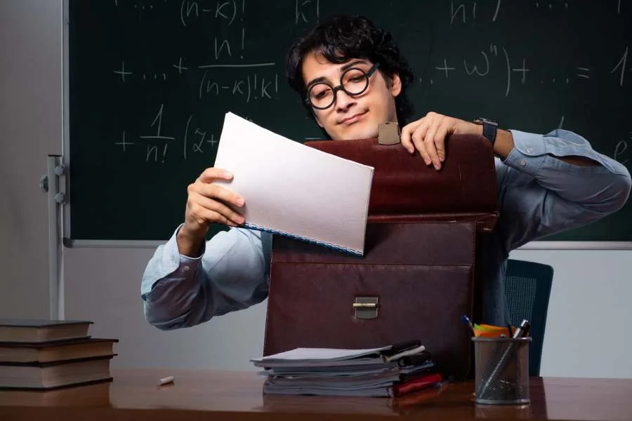 Fournitures essentielles pour étudiants universitaires dans un sac