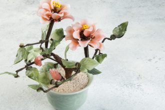 Fleurs en céramique : sublimer la décoration de tombe avec élégance