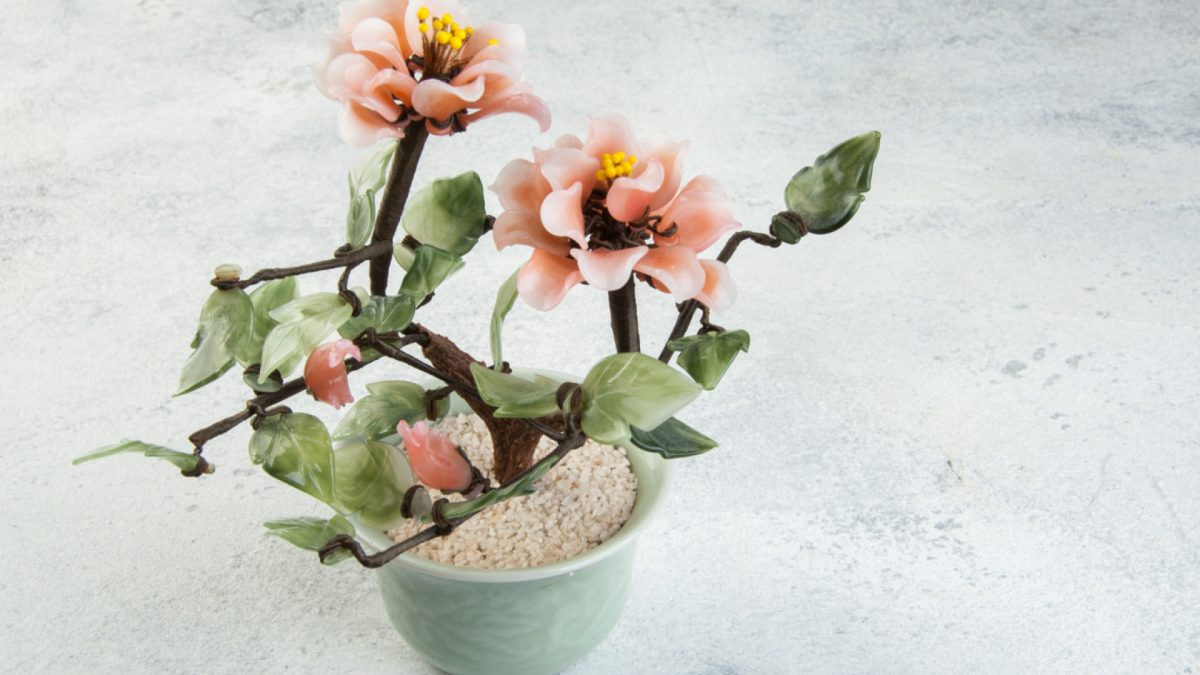 Fleurs en céramique : sublimer la décoration de tombe avec élégance