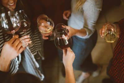 Y a-t-il plus d'alcool dans le vin rouge ou le vin blanc ?